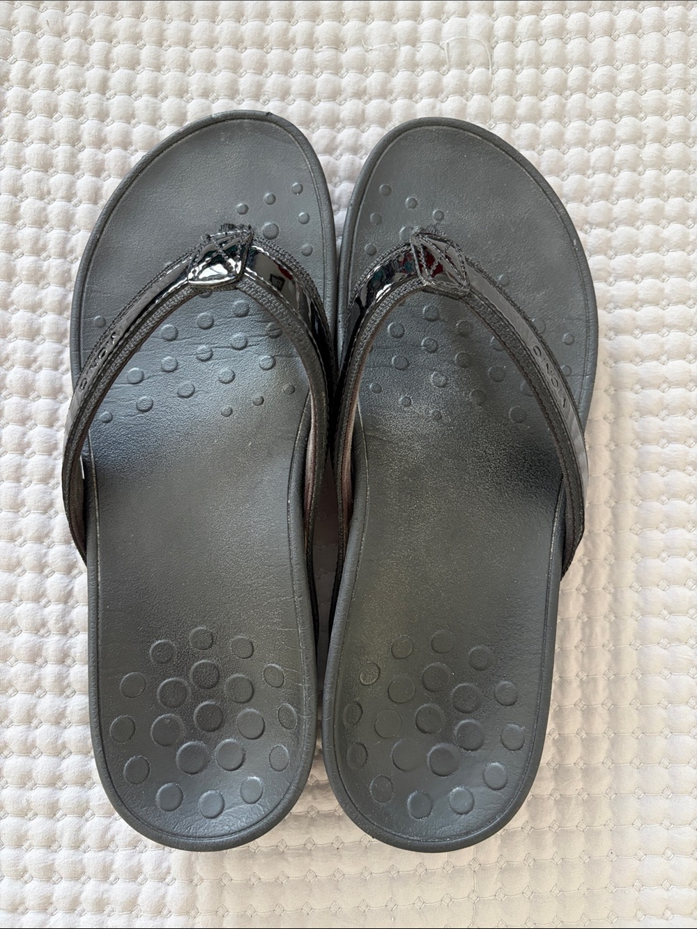 Vionic Women's Black Patent Thong Sandals